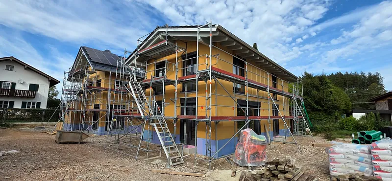 Fertig gedämmte und verputzte Fassade