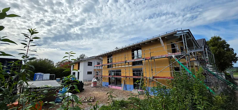 Neu verputzte Fassade nach der Dämmung