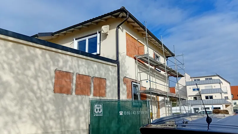 Fassade im eingerüsteten Rohzustand