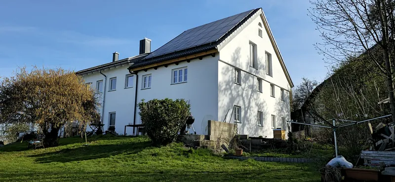 Fassadenarbeiten am eingerüsteten Gebäude