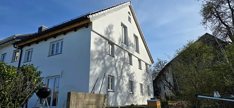 Neu verputzte Fassade nach der Dämmung