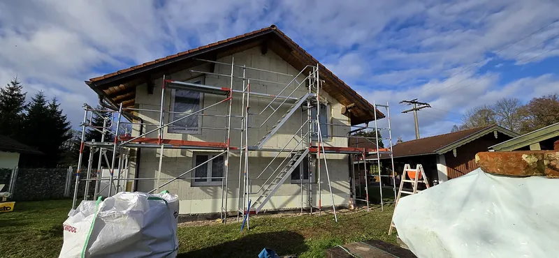 Mehrfamilienhaus mit neuer Fassadendämmung