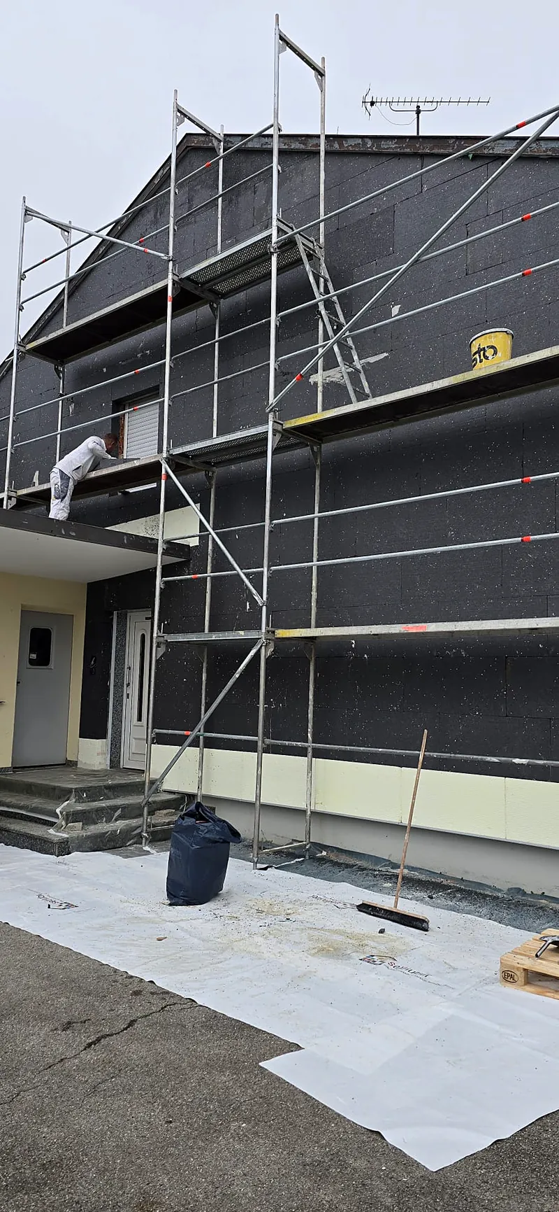 Fassade im eingerüsteten Rohzustand