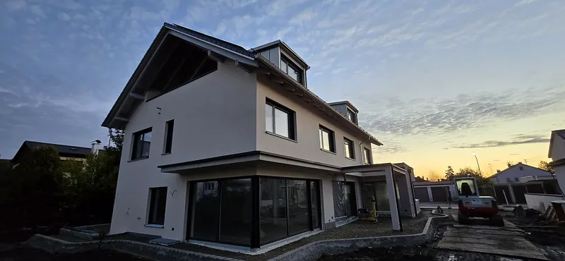 Fertig gebautes Einfamilienhaus in der Abenddämmerung