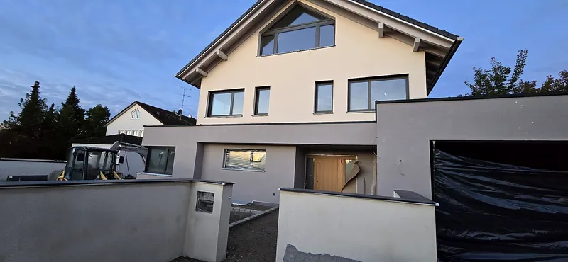 Fassadenarbeiten am eingerüsteten Gebäude