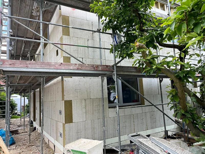 Mehrfamilienhaus mit neuer Fassadendämmung