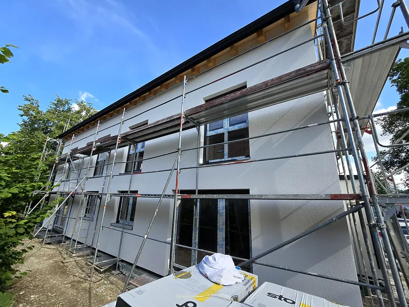 Neubau mit fertiger, heller Fassade