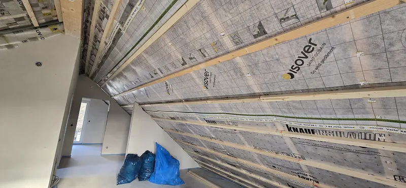 Gespachtelte Trockenbaudecke, bereit zum Streichen