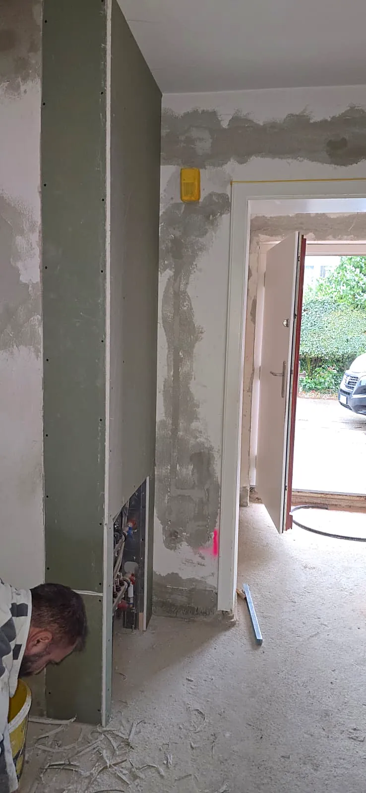 Gespachtelte Trockenbaudecke, bereit zum Streichen
