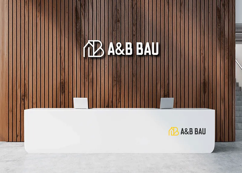 A&B Bau Logo an einer Holzwand