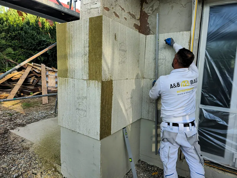 Präzise Montage der Dämmplatten mit Wasserwaage