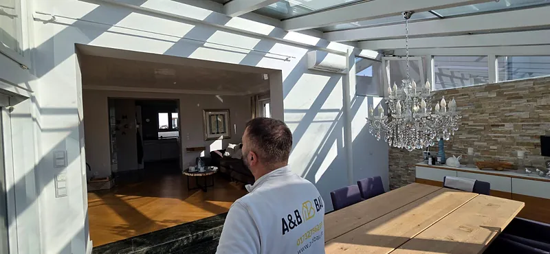 Mitarbeiter von A&B Bau in einem hellen, renovierten Wohnbereich